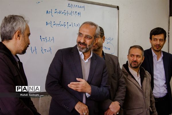 بزرگداشت شهدای دانش‌آموز در دبیرستان هاتف