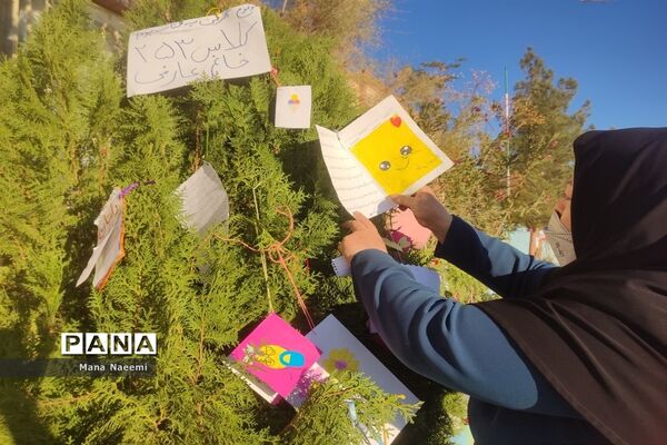 مراسم هفته کتاب و کتابخوانی در دبستان مرحمت صائب کاشمر