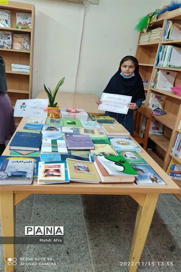 اهدای کتاب توسط دانش‌آموزان دبستان محدثه بهبهان به کتابخانه
