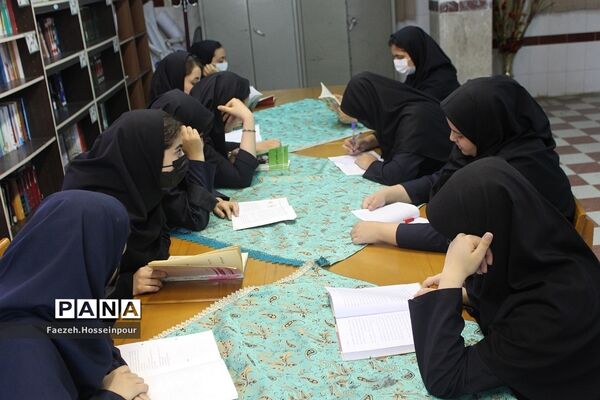 مراسم زنگ کتابخوانی در دبیرستان حکمت بهارستان‌ ٢