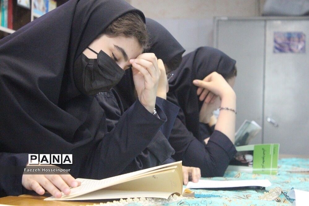 مراسم زنگ کتابخوانی در دبیرستان حکمت بهارستان‌ ٢