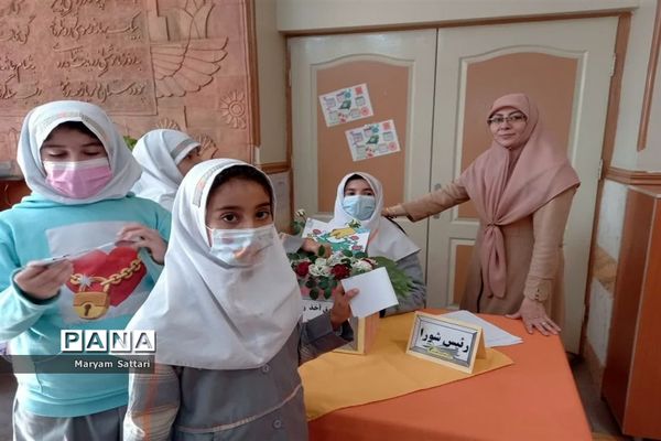 انتخابات شورای دانش‌آموزی دبستان دخترانه شاهد حضرت فاطمه زهرا(س)