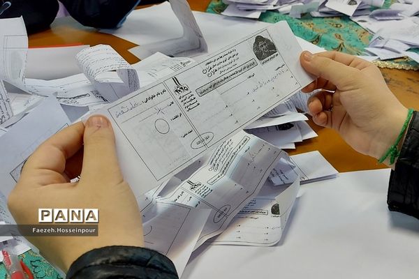 برگزاری مراسم انتخابات شورای دانش‌آموزی در دبیرستان حکمت ناحیه دو بهارستان
