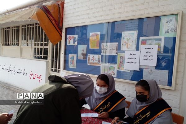 برگزاری انتخابات شورای دانش‌آموزی در دبیرستان شهیده معصومه قزوینی منطقه ۱۳