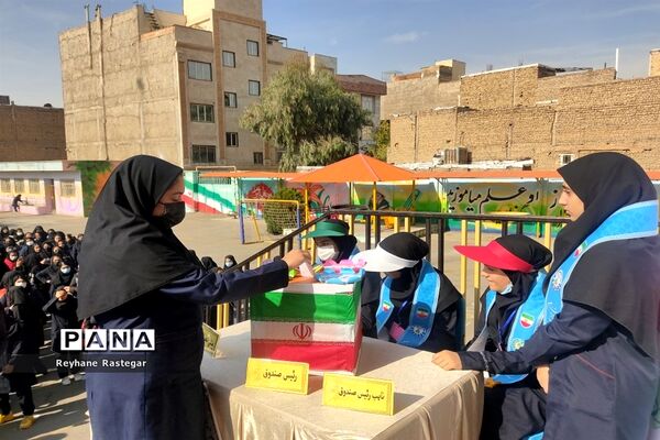برگزاری انتخابات شورای دانش‌آموزی در مدرسه شاهد مرضیه(س)