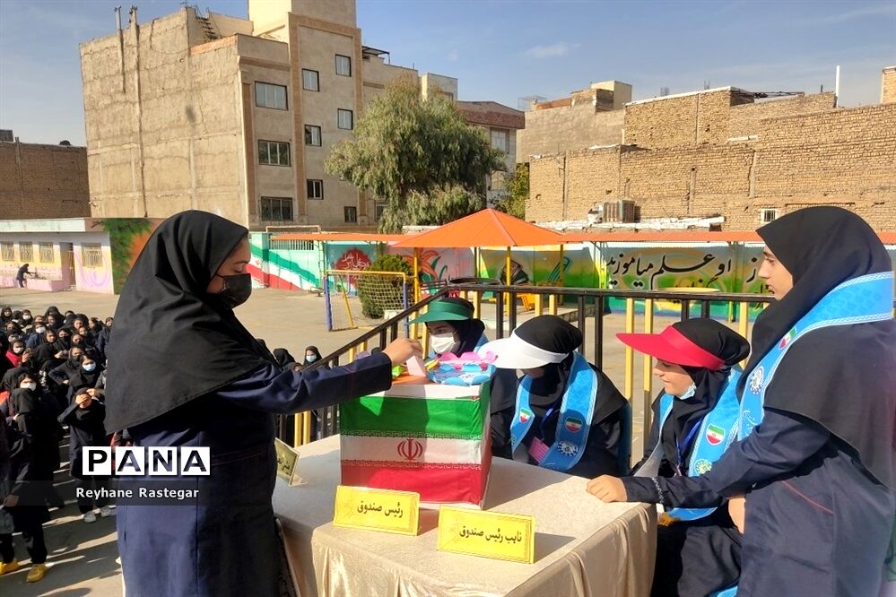برگزاری انتخابات شورای دانش‌آموزی در مدرسه شاهد مرضیه(س)