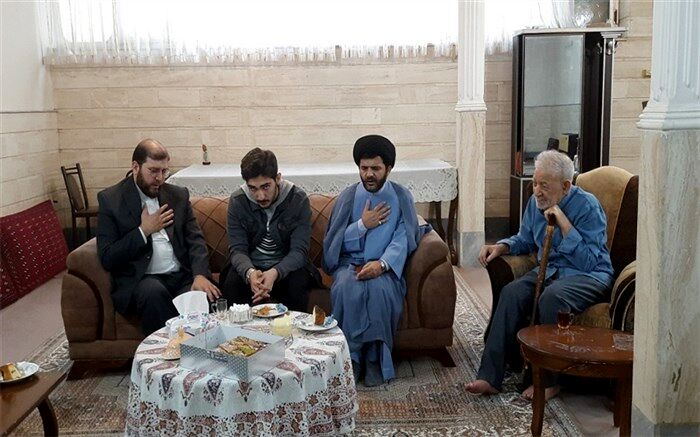 تجلیل مدیر سازمان دانش‌آموزی استان قم از خانواده شهید «مقیم»