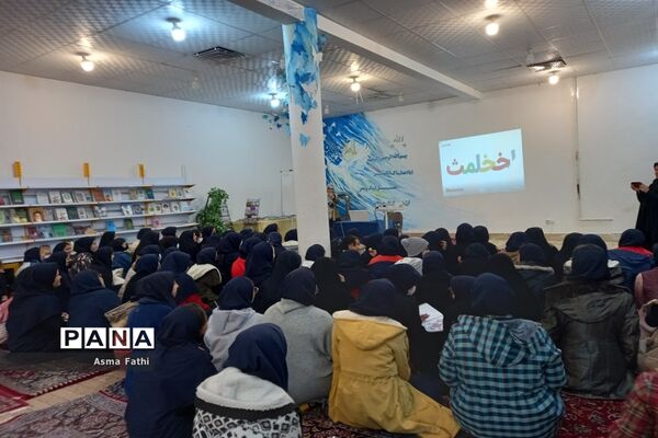 بازدید دانش‌آموزان دبیرستان علامه طباطبایی از مقر کتاب