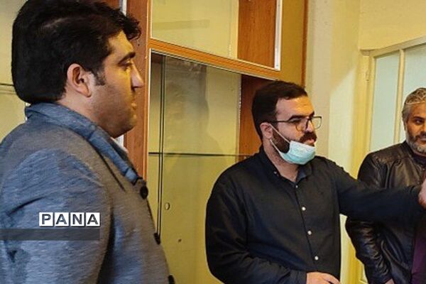 بازدید رئیس مرکز دانش‌پژوهان از ِآزمایشگاه تخصصی مدرسه شهید بهشتی رودهن