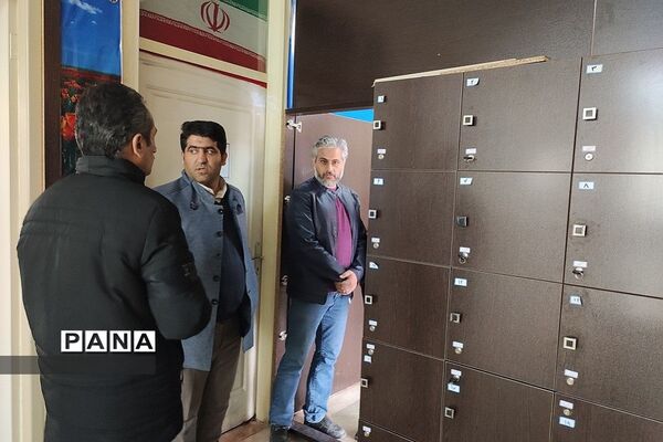 بازدید رئیس مرکز دانش‌پژوهان از ِآزمایشگاه تخصصی مدرسه شهید بهشتی رودهن