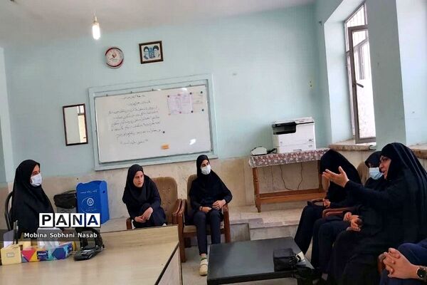 دیدار صمیمی عضو شورای شهر بوشهر با دانش‌آموزان فعال دبیرستان فاطمه زهرا (س)