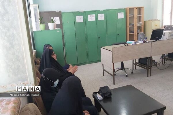 دیدار صمیمی عضو شورای شهر بوشهر با دانش‌آموزان فعال دبیرستان فاطمه زهرا (س)