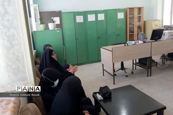 دیدار صمیمی عضو شورای شهر بوشهر با دانش‌آموزان فعال دبیرستان فاطمه زهرا (س)