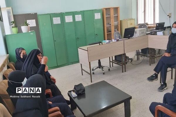دیدار صمیمی عضو شورای شهر بوشهر با دانش‌آموزان فعال دبیرستان فاطمه زهرا (س)