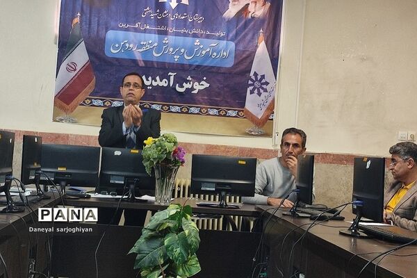جلسه شورای پژوهشی در دبیرستان شهید بهشتی رودهن