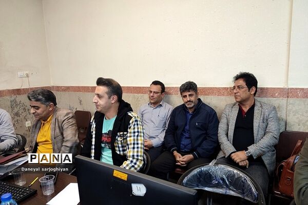 جلسه شورای پژوهشی در دبیرستان شهید بهشتی رودهن