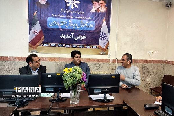 جلسه شورای پژوهشی در دبیرستان شهید بهشتی رودهن