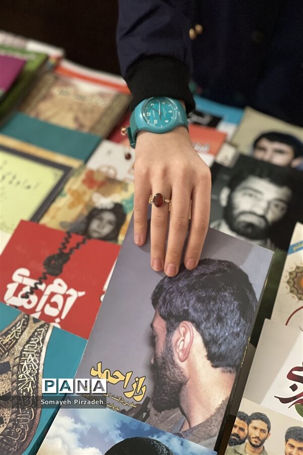 گرامیداشت  هفته کتاب و کتابخوانی در دبیرستان دخترانه شاهد رضوان ناحیه یک اهواز