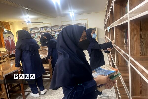 گرامیداشت  هفته کتاب و کتابخوانی در دبیرستان دخترانه شاهد رضوان ناحیه یک اهواز