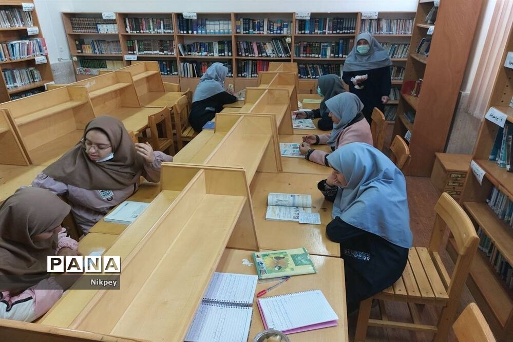 گرامیداشت هفته کتاب و کتابخوانی در دبیرستان شاهد حجاب منطقه ۱۳
