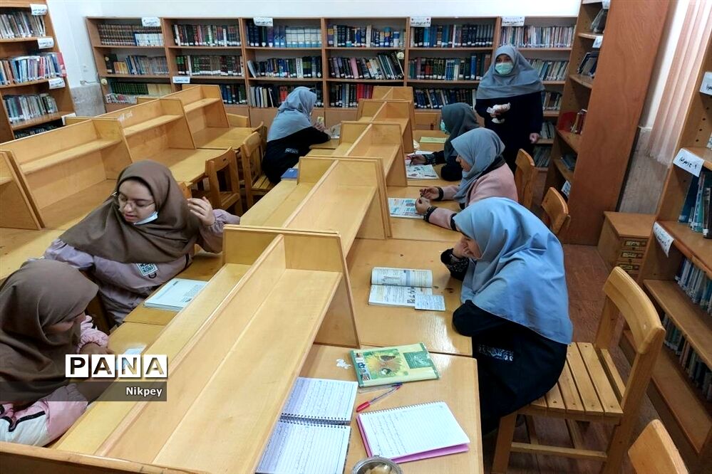 گرامیداشت هفته کتاب و کتابخوانی در دبیرستان شاهد حجاب منطقه ۱۳