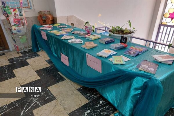گرامیداشت هفته کتاب و کتابخوانی در دبیرستان شاهد حجاب منطقه ۱۳