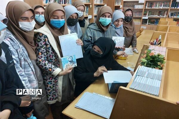 گرامیداشت هفته کتاب و کتابخوانی در دبیرستان شاهد حجاب منطقه ۱۳