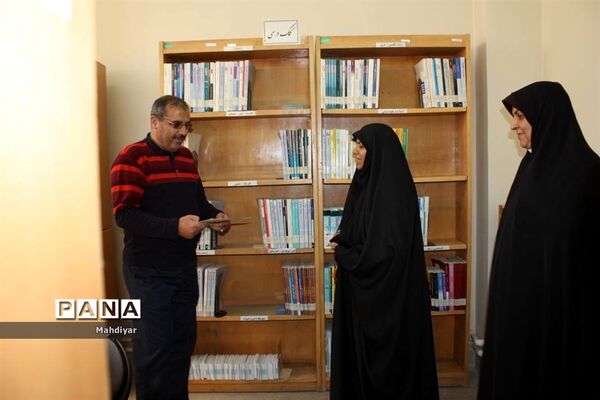 بازدید مدیر آموزش و پرورش جوادآباد از کتابخانه امام خمینی (ره)
