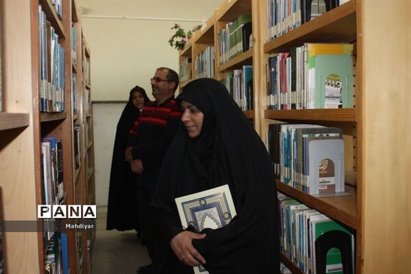 بازدید مدیر آموزش و پرورش جوادآباد از کتابخانه امام خمینی (ره)