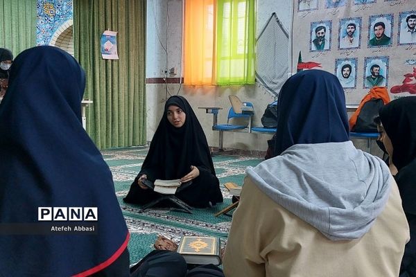 نشست قرآنی دختران دبیرستان حکمت بهارستان‌ دو