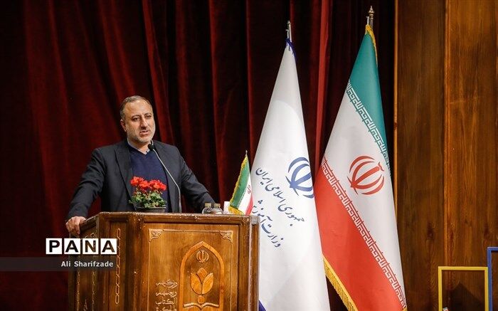 دانش‌آموزان چگونگی پیوند کتاب با شغل آینده خود را مشخص کنند