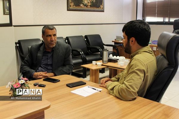 دیدار مشاور مدیرکل آموزش و پرورش فارس در امور عشایر با اعضای سازمان دانش‌آموزی فارس