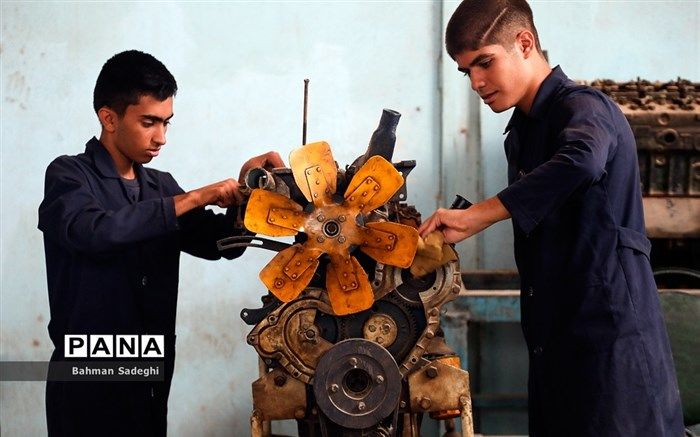 صنایع بزرگ در تأمین محتوای درسی به کمک آموزش و پرورش می‌آیند