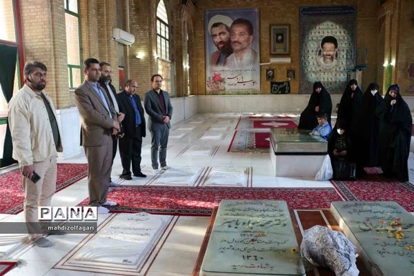 مراسم غبارروبی مزار شهدای بسیج فرهنگیان ناحیه دو شهرری