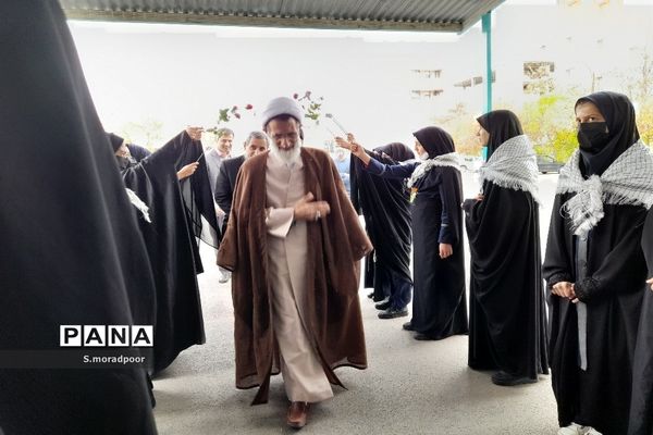 اقامه نماز جماعت در مدرسه هیأت امنایی سپیده شهرکرد