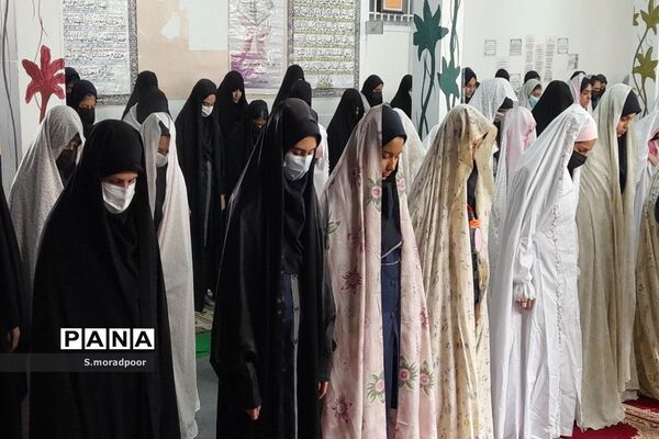 اقامه نماز جماعت در مدرسه هیأت امنایی سپیده شهرکرد