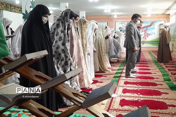 اقامه نماز جماعت در مدرسه هیأت امنایی سپیده شهرکرد