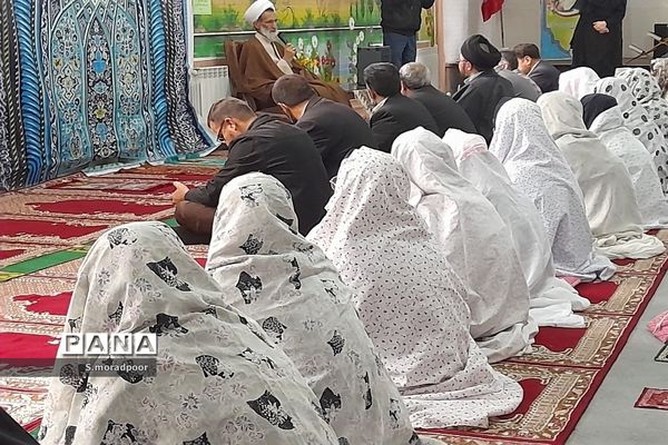 اقامه نماز جماعت در مدرسه هیأت امنایی سپیده شهرکرد
