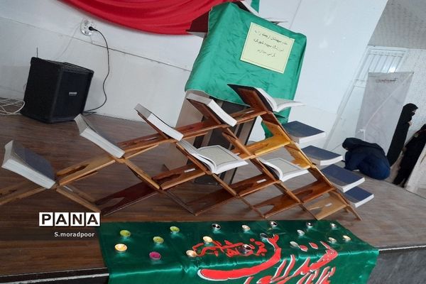 اقامه نماز جماعت در مدرسه هیأت امنایی سپیده شهرکرد