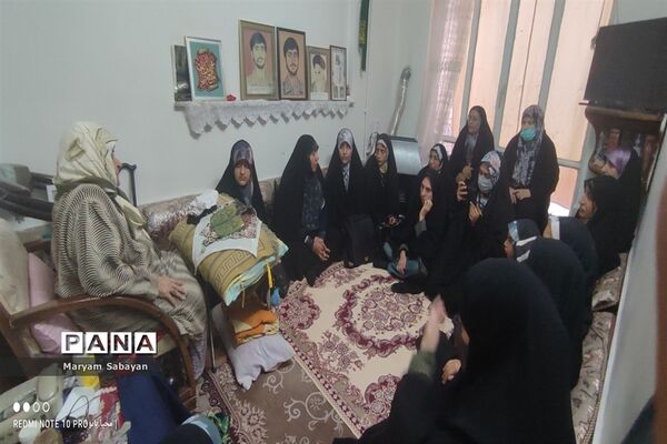 دیدار دانش‌آموزان و نوجوانان بسیجی با خانواده شهید محله در هفته بسیج