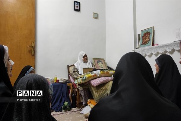 دیدار دانش‌آموزان و نوجوانان بسیجی با خانواده شهید محله در هفته بسیج