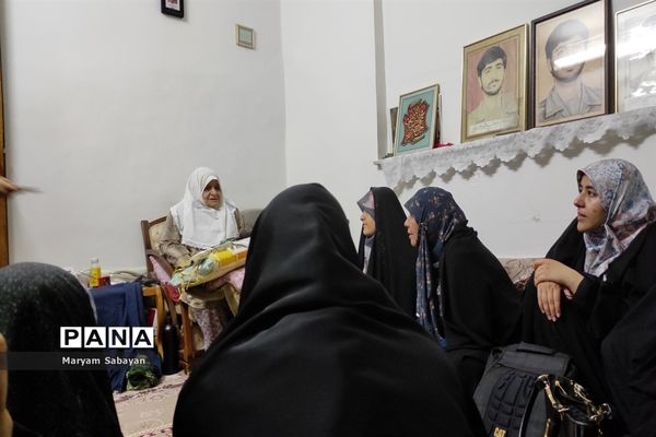 دیدار دانش‌آموزان و نوجوانان بسیجی با خانواده شهید محله در هفته بسیج