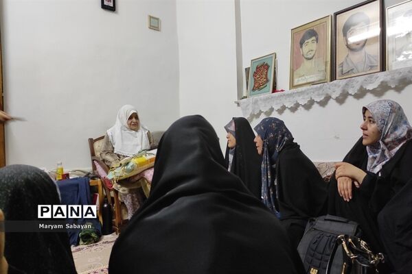 دیدار دانش‌آموزان و نوجوانان بسیجی با خانواده شهید محله در هفته بسیج