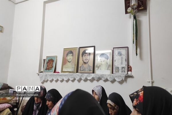 دیدار دانش‌آموزان و نوجوانان بسیجی با خانواده شهید محله در هفته بسیج