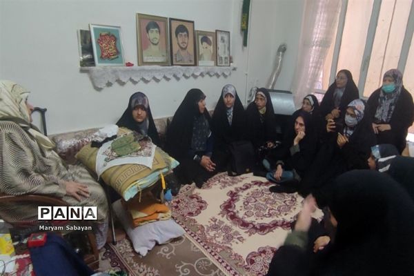 دیدار دانش‌آموزان و نوجوانان بسیجی با خانواده شهید محله در هفته بسیج