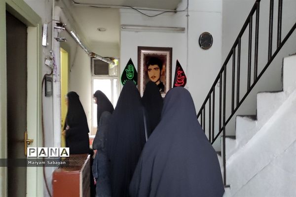 دیدار دانش‌آموزان و نوجوانان بسیجی با خانواده شهید محله در هفته بسیج