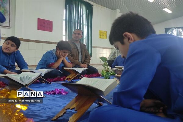 کرسی تلاوت قرآن کریم در دبستان شهید اسماعیلی گلوگاه