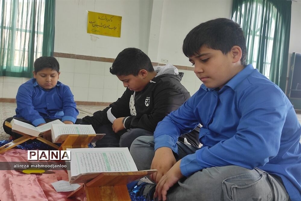 کرسی تلاوت قرآن کریم در دبستان شهید اسماعیلی گلوگاه