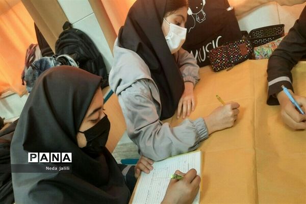 آموزش خیاطی توسط دانش‌آموزان