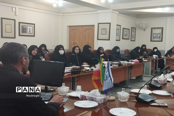 جلسه هم‌اندیشی مربیان عضو سازمان دانش‌آموزی کاشان با مدیر سازمان دانش‌آموزی استان اصفهان